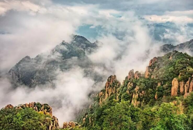 在河北的山林雲海中邂逅初秋