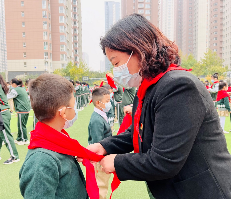 （原創）石家莊市育新實驗小學舉行慶祝建隊73週年暨第二批新隊員入隊儀式_fororder_圖片2