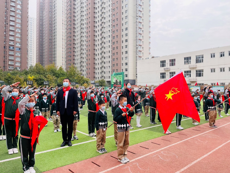 （原創）石家莊市育新實驗小學舉行慶祝建隊73週年暨第二批新隊員入隊儀式_fororder_圖片1