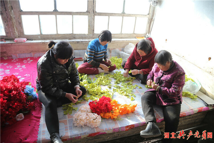 河北遷安：農民冬閒扎出增收致富幸福花