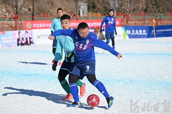 【中首】倒鉤射門！來看河北冰運會雪地足球決賽精彩瞬間