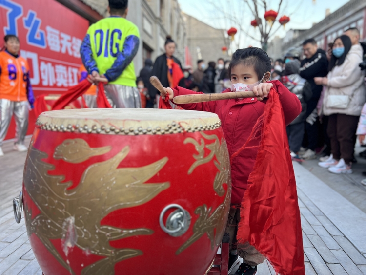 （原創）遊保定，過大年！“文旅惠民送年貨·京津遊客保定行”活動啟動_fororder_小朋友體驗敲大鼓。