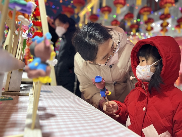 （原創）遊保定，過大年！“文旅惠民送年貨·京津遊客保定行”活動啟動_fororder_小朋友挑選自己喜歡的面塑。