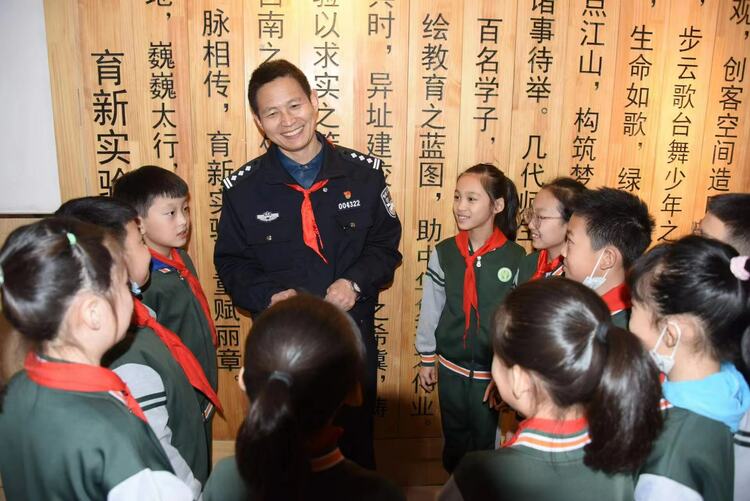 （原創）石家莊市育新實驗小學舉行“交通安全伴我行”主題教育活動_fororder_2