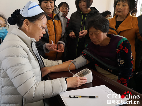 圖片默認標題_fororder_圖為：醫生為村民測量血壓