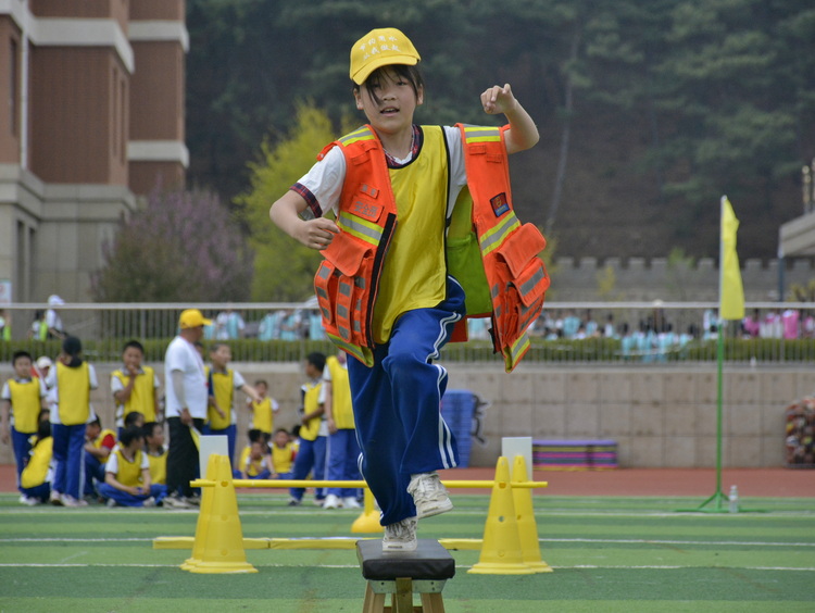 圖片默認標題_fororder_在灤平縣第五小學全員運動會的安全逃生項目中，學生們在穿越障礙。 (2).JPG