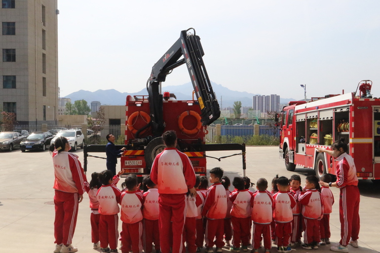 圖片默認標題_fororder_消防員為小朋友展示搶險救援車吊臂.JPG