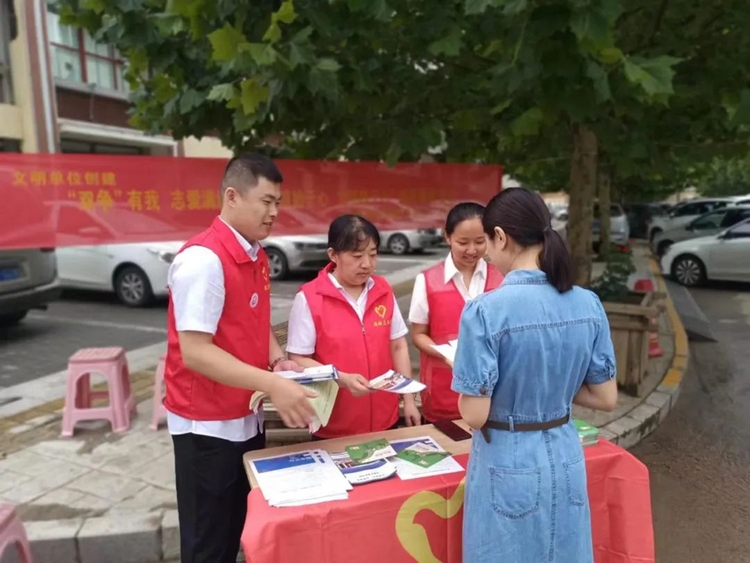 圖片默認標題_fororder_滿城區政務服務中心志願者服務隊為社區居民服務 攝影 張麗娜