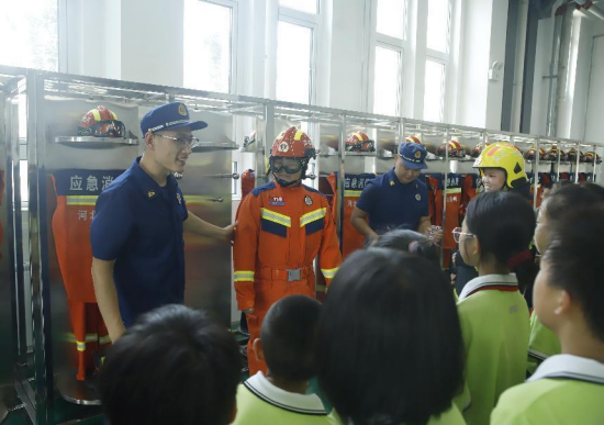 （原創）滄州高新區：師生走進消防站 零距離感受“火焰藍”_fororder_滄州高新區：師生走進消防站 零距離感受“火焰藍”220