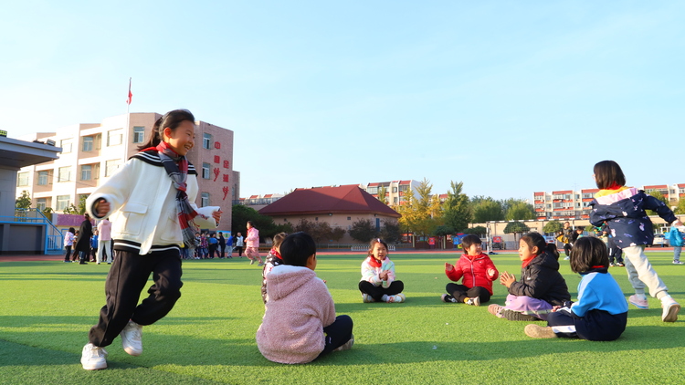 唐山路北：課間十分 十分精彩_fororder_路北區光明實驗小學學生課間在操場上玩耍。常子墨 攝