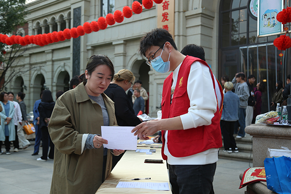 唐山市路北區舉辦“鄰居你好 青春報到”新時代鄰裡節_fororder_10月23日，路北區新時代鄰裡節活動現場，志願者向居民宣傳垃圾分類知識。馬雅雄 攝.JPG