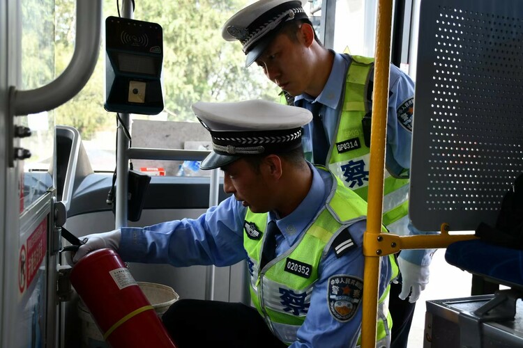 河北開展冬季整交嚴查10類交通違法行為_fororder_邯鄲交巡警民警對客運車輛進行安全檢查