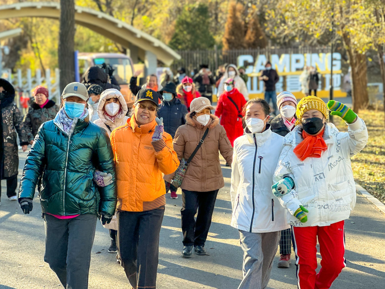 唐山路北：千人徒步健身走活動開幕_fororder_圖為路北區千人徒步健身走活動現場，徒步愛好者們正在大城山內結伴同行。路北區委宣傳部供圖