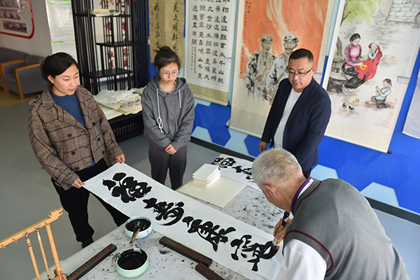 衡水景縣：文化空間出新 群眾生活出彩_fororder_居民在社區的公共文化空間練習書法。高雷 攝