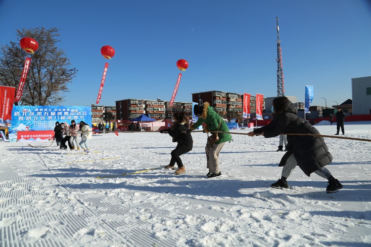 唐山市路北區第五屆冰雪運動會暨路北區第八屆冰雪節開幕_fororder_路北區第五屆冰雪運動會暨第八屆冰雪節開幕現場，滑雪愛好者們舉行拔河比賽，互動熱身。馬雅雄 攝.JPG