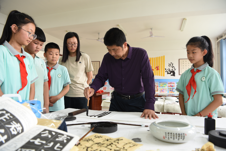 滄州渤海新區黃驊市南大港産業園區開展書法藝術進校園活動_fororder_圖片17