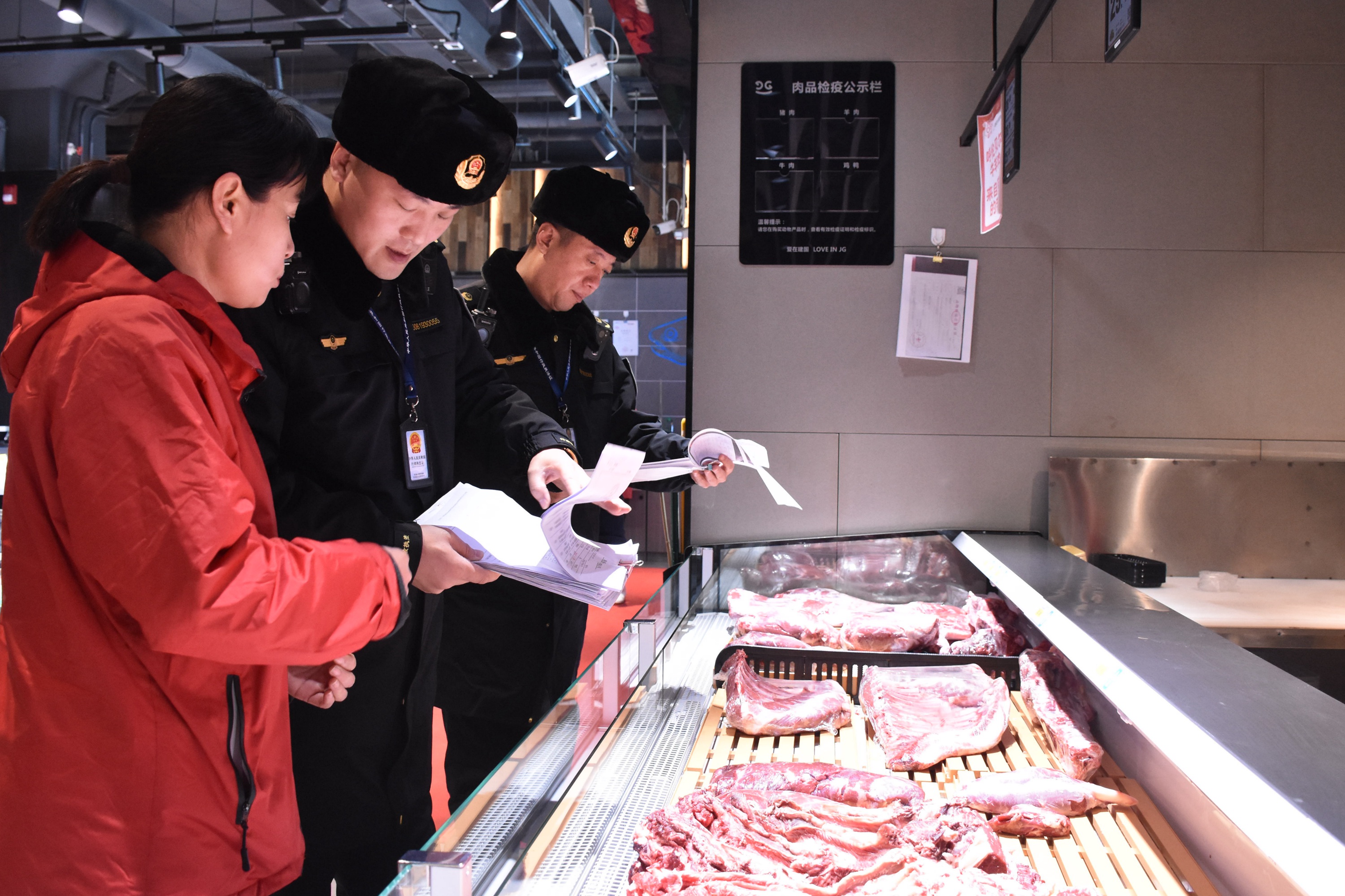 河北清苑：嚴把食品安全關 保障“舌尖上的安全”_fororder_執法人員對肉類食品的進貨單與日期進行檢查。趙琪攝.JPG