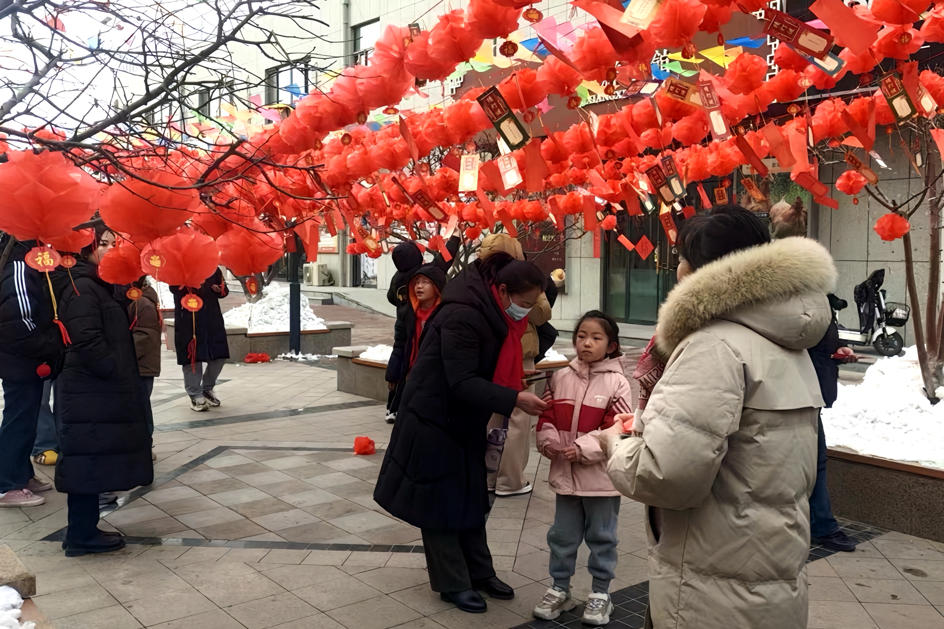 河北清苑：防範非法集資 守護百姓錢袋子_fororder_居民參加“鬧元宵 猜燈謎”活動。清苑區委宣傳部供圖