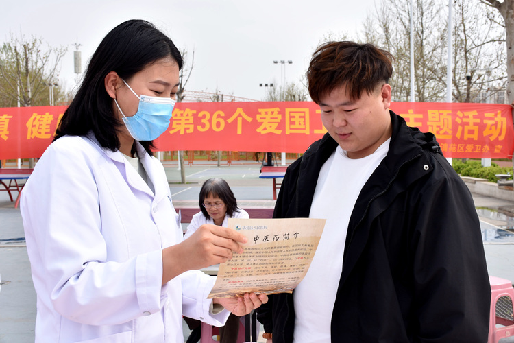 河北清苑：開展“愛國衛生月”主題宣傳活動_fororder_醫務人員為群眾普及中醫養生知識。 趙琪攝.JPG