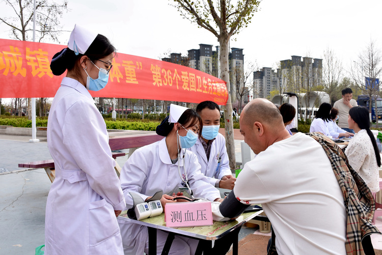 河北清苑：開展“愛國衛生月”主題宣傳活動_fororder_醫務人員為群眾進行健康檢查。 趙琪攝.JPG