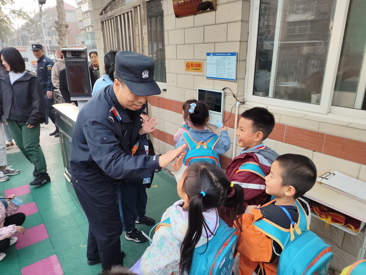 石家莊市新華區：風雨無阻“護學崗” 撐起師生“平安路”_fororder_圖片 3