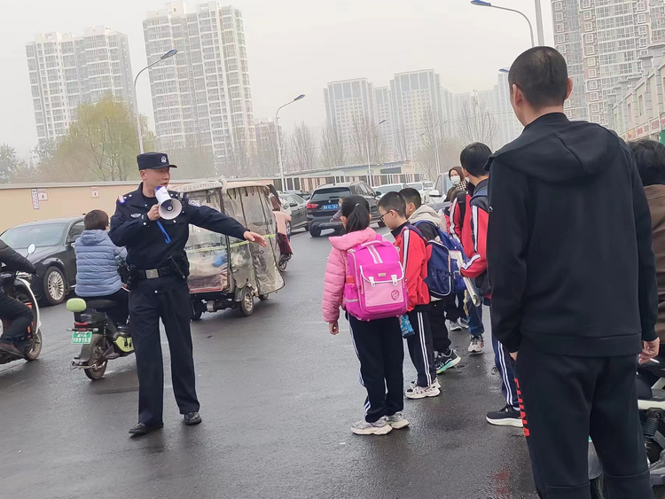 石家莊市新華區：風雨無阻“護學崗” 撐起師生“平安路”_fororder_圖片 1