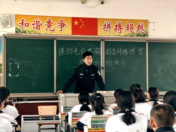 河北唐縣：國家安全教育進校園_fororder_民警結合真實案例進行宣傳教育