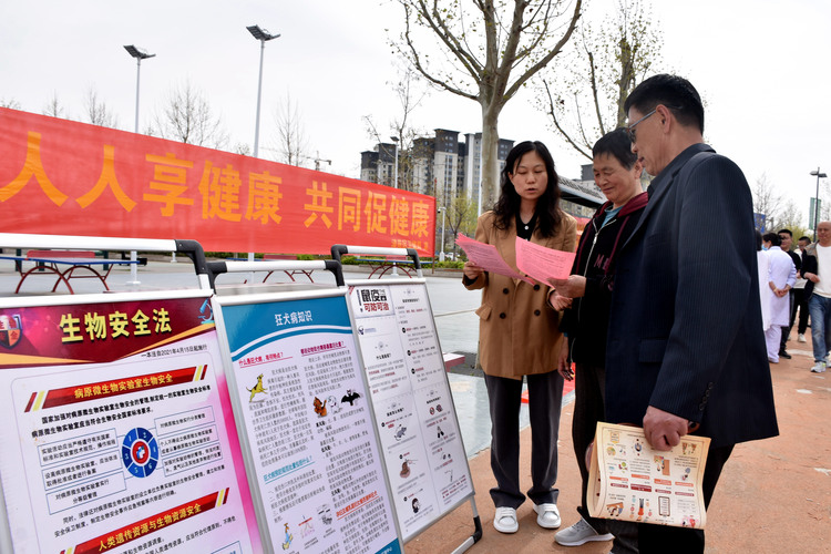 河北清苑：開展“愛國衛生月”主題宣傳活動_fororder_志願者為群眾普及健康知識。 趙琪攝.JPG