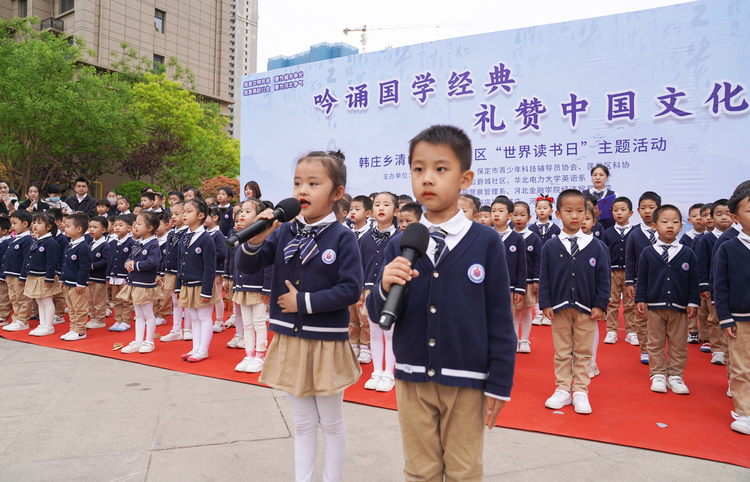 保定市蓮池區：倡導文明閱讀 提高全民文學修養_fororder_圖片二：清山公爵城社區組織大風車幼兒園百名兒童吟誦國學經典，禮讚中國文化。（劉迪攝）