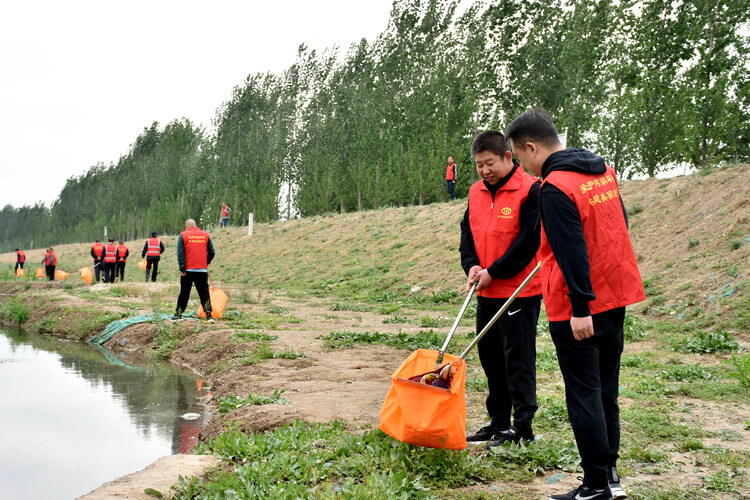 河北清苑：志願實踐守護“幸福河湖”_fororder_志願者對河道兩側垃圾開展“地毯式”清理。 趙琪攝.JPG