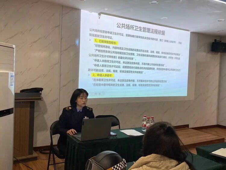 保定市蓮池區：持續提升衛生監督執法水準_fororder_圖片二：監督員前往轄區街道辦事處開展執法培訓。（李岩攝）