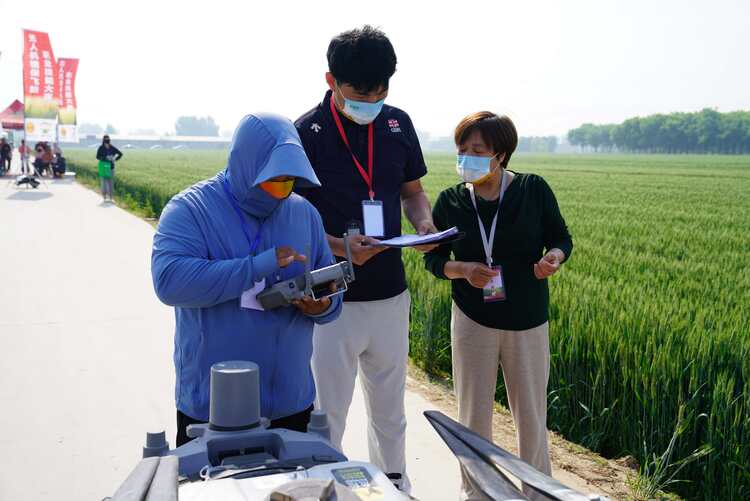 河北清苑：舉辦職工無人機植保飛防職業技能大賽_fororder_參賽選手植保無人機飛防作業前準備。攝影 王磊