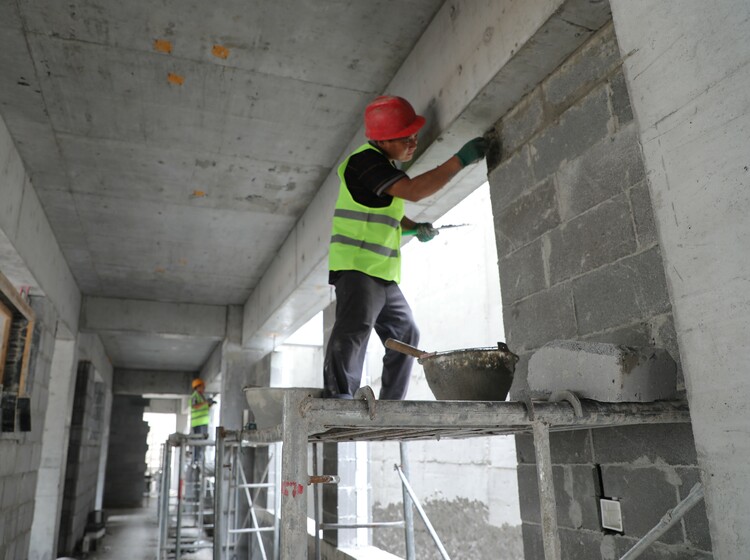 河北淶水：夯實民生工程項目建設 促進義務教育均衡發展_fororder_圖為在淶水縣三坡學區馬各莊小學，工人們正在灌注芯柱。（徐梓鈺 攝）.JPG