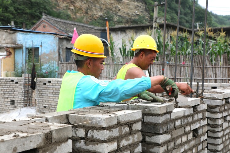 河北淶水：夯實民生工程項目建設 促進義務教育均衡發展_fororder_圖為在淶水縣趙各莊學區李各莊小學，工人正在砌築外墻。（徐梓鈺 攝）.JPG