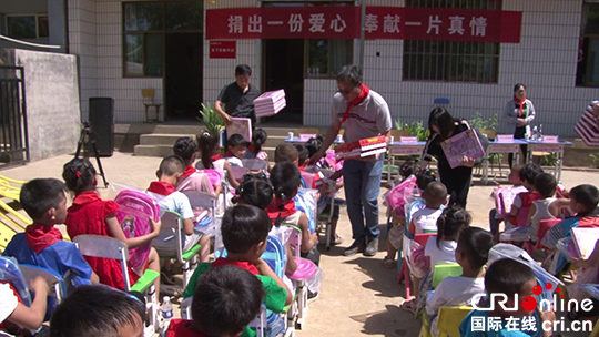 河北政法職業職業學院扶貧工作組在保定市阜平縣東下莊村組織捐贈活動