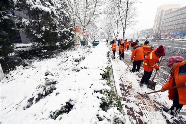 廣陽環衛工人清晨掃雪保暢通