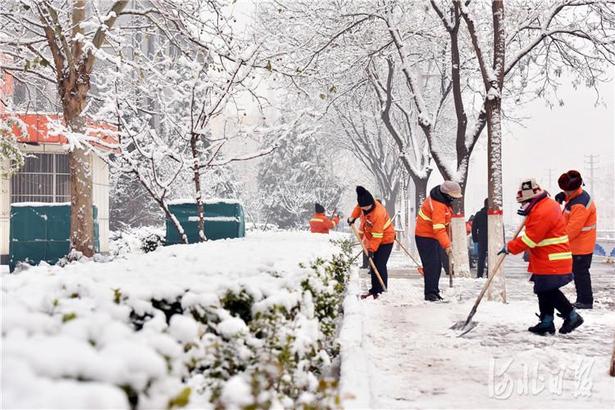 廣陽環衛工人清晨掃雪保暢通