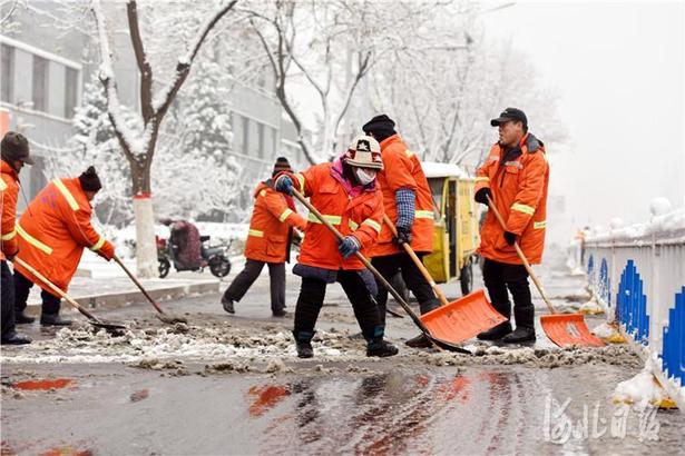 廣陽環衛工人清晨掃雪保暢通