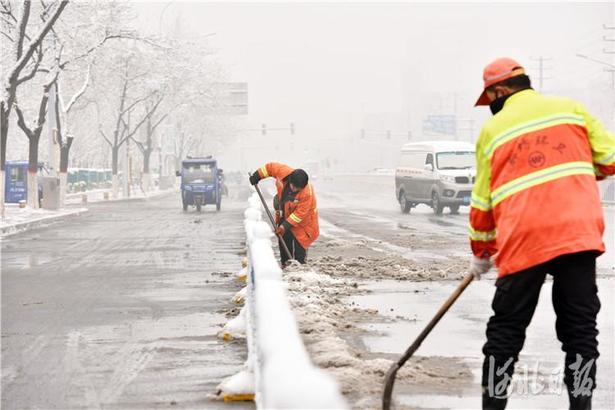 廣陽環衛工人清晨掃雪保暢通