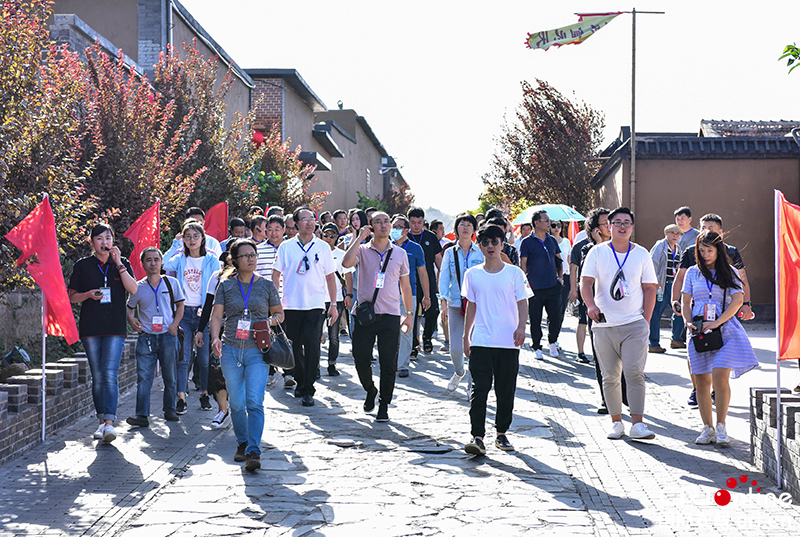 圖片默認標題_fororder_嘉賓參觀山底地道風景區