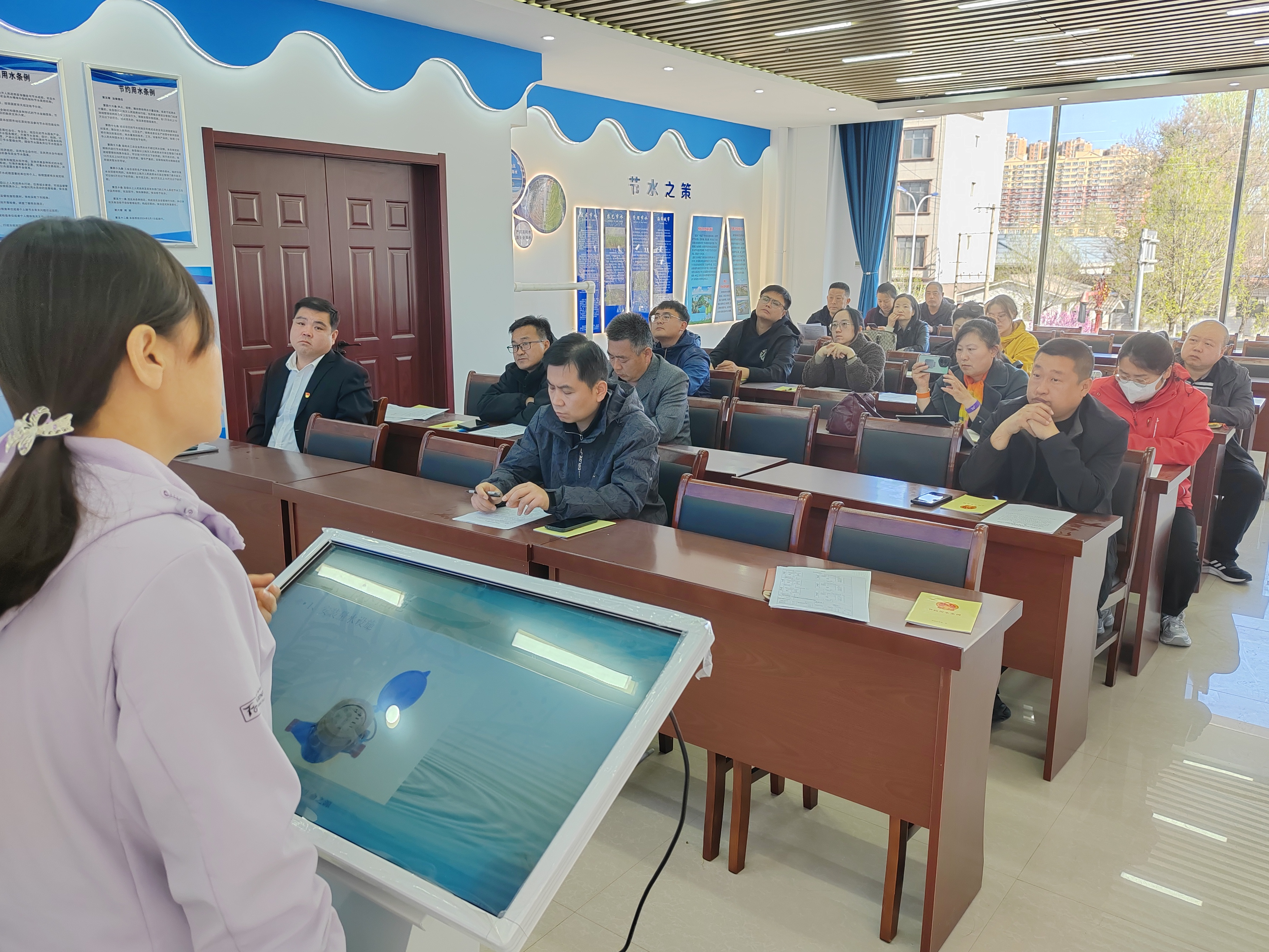 河北唐縣：政企攜手共築節水新篇章_fororder_王淑鴻主任講解用水現狀及節水知識
