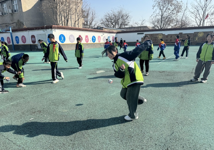 保定市蓮池區：“動”出智慧 “玩”出健康 陽光大課間創新體育教育模式_fororder_圖片三：保定市縣學街小學學生們在課間快樂玩耍沙包。（程旭婷攝）