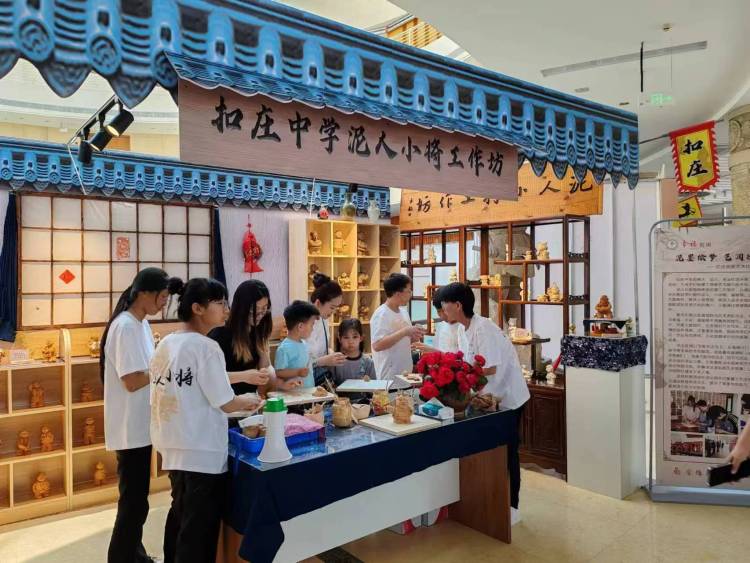 2025遷安市中小幼藝術節“美術作品展”開展_fororder_遷安市扣莊中學”泥人小將工作坊“的學生們正在製作泥人，張穎 攝