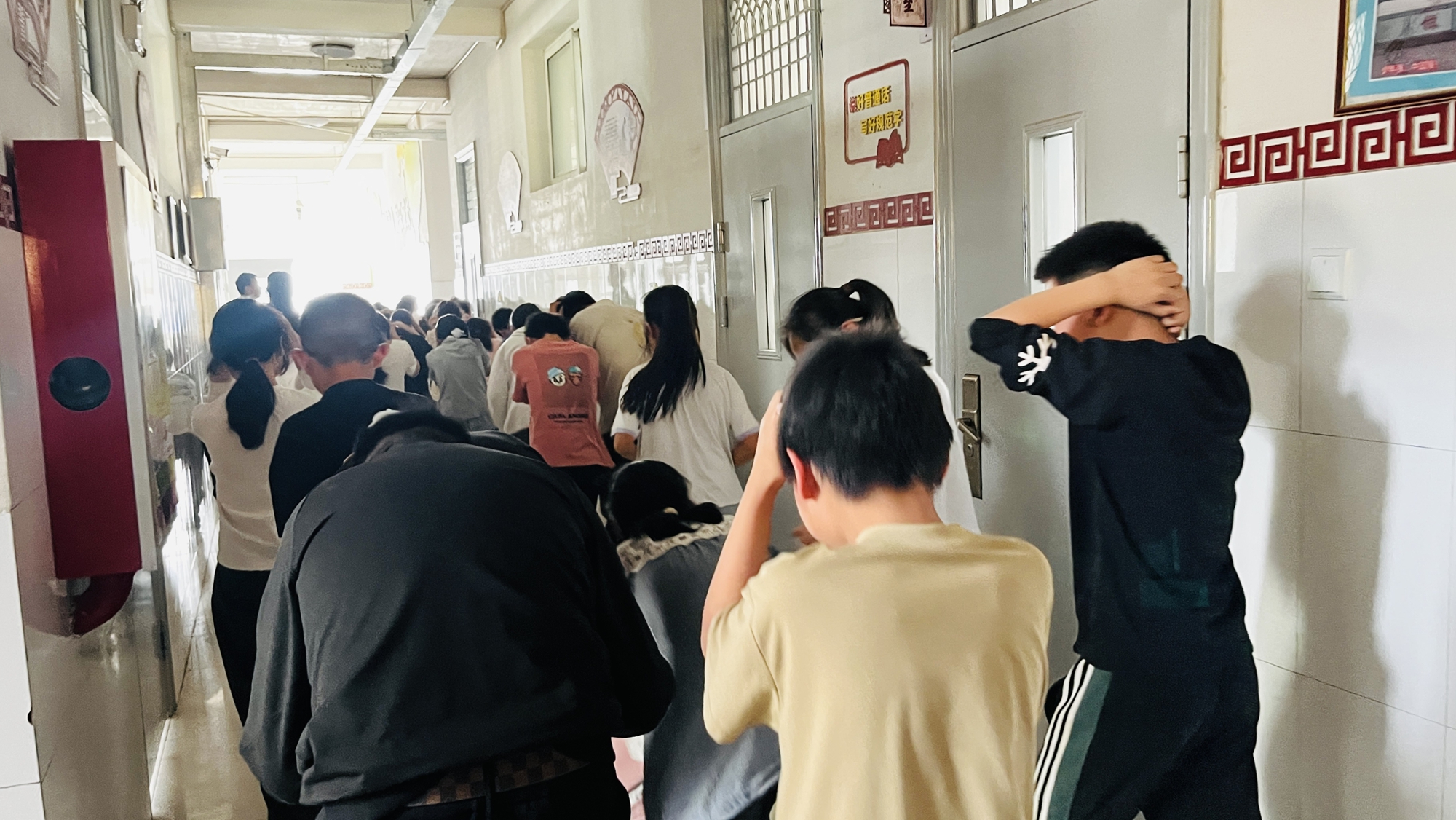 保定市滿城區：開展防震減災應急演練 築牢安全防線_fororder_學生依照預定疏散路線有序撤離 攝影 譚思思