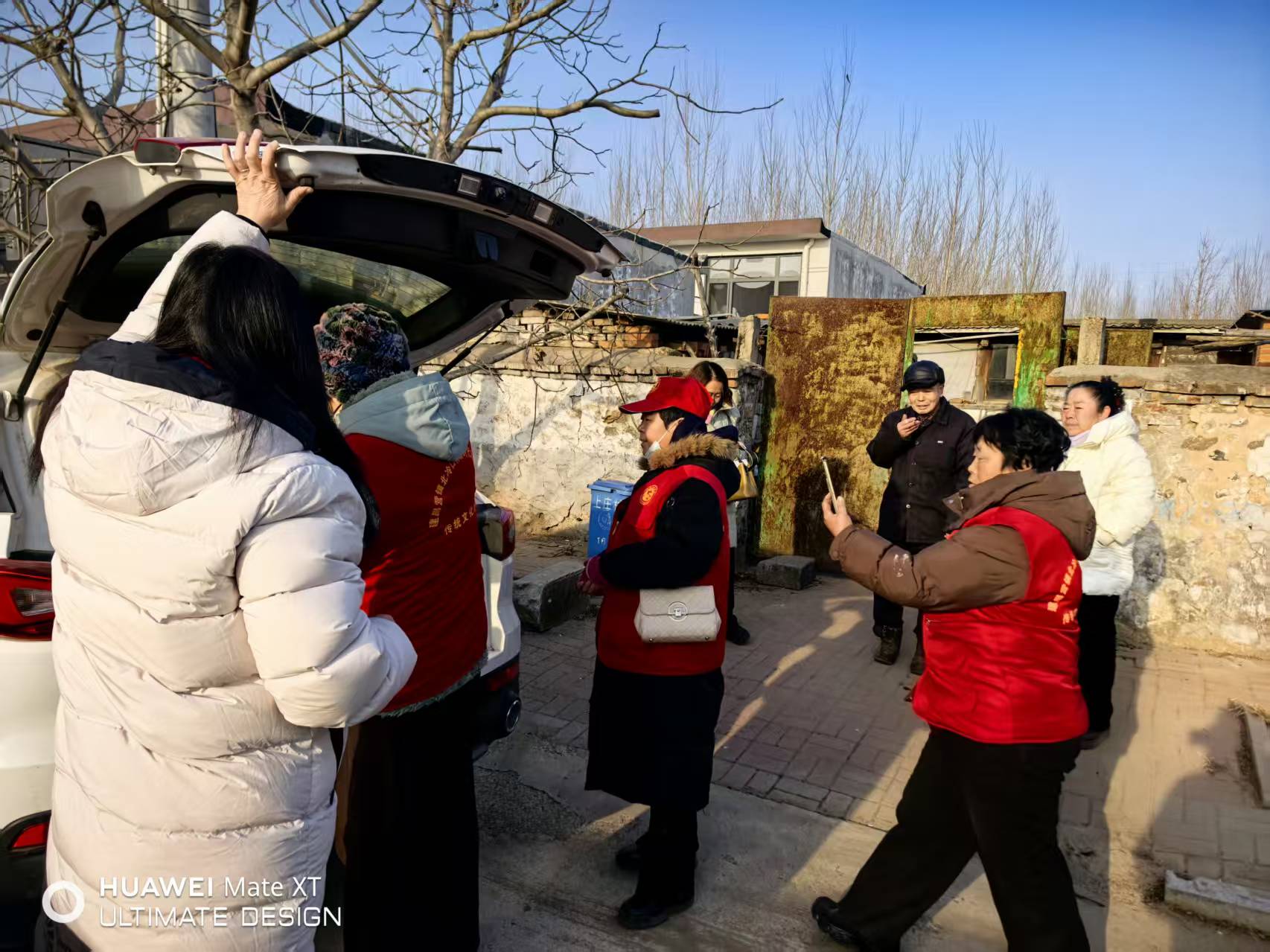 河北遷安：臘八粥香漫全城 志願溫情暖人心_fororder_在遷安市上莊村，志願者將臘八粥送到老人手中。