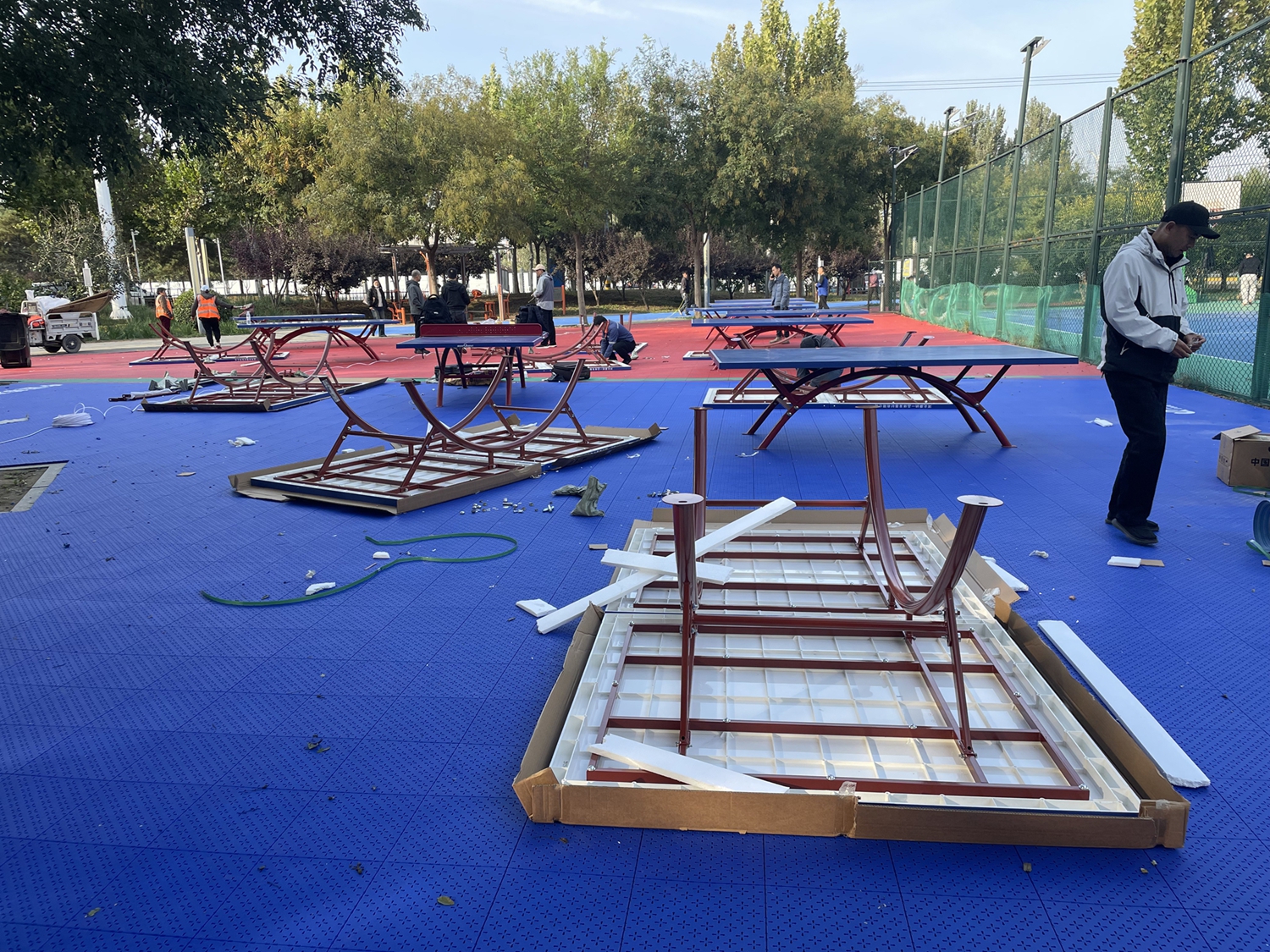 圖片默認標題_fororder_工作人員維護體育健身設施 攝影 王濟