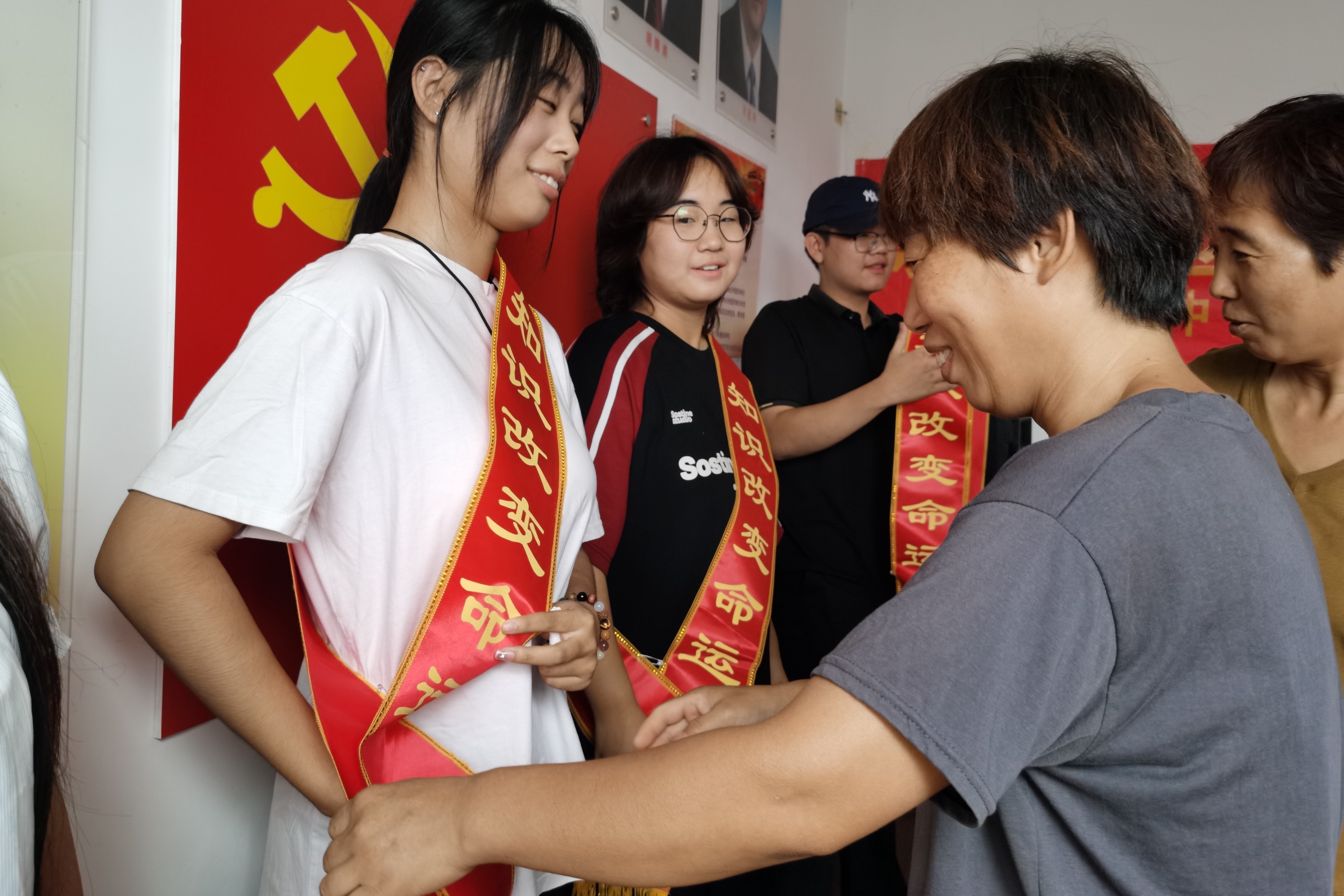 保定徐水：“大學生村”新風尚 崇文重教美名揚_fororder_村幹部、家長為大學生披紅戴花。劉柯旋攝