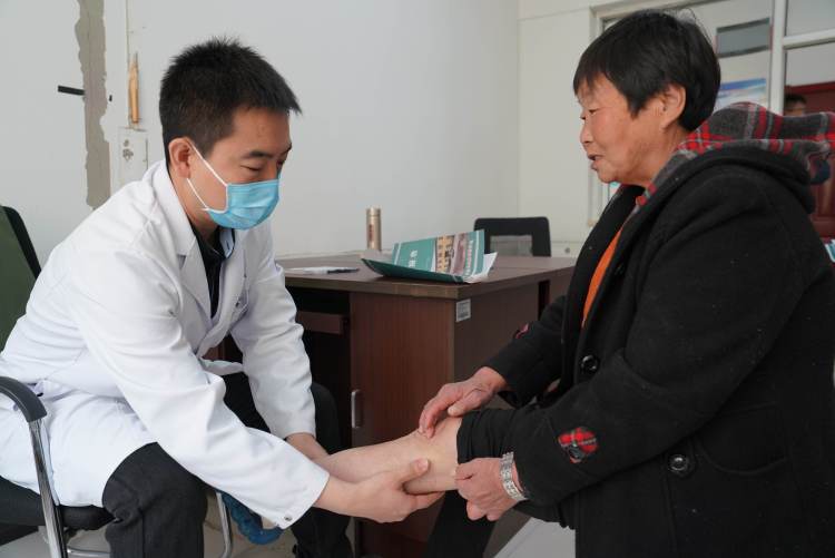 保定清苑：醫師下派幫扶 讓百姓有“醫”靠_fororder_醫護人員為村民進行膝關節查體。攝影 王磊