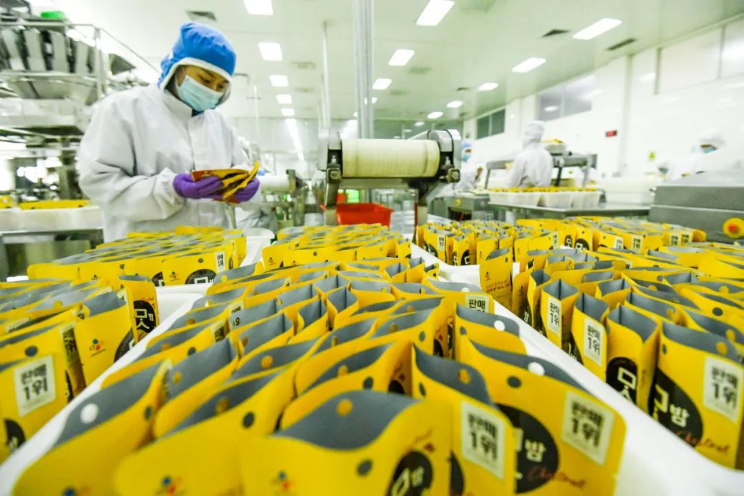 河北遵化：農業産業化發展勢頭強勁_fororder_工作人員在車間流水線上忙碌作業。遵化市融媒體中心供圖
