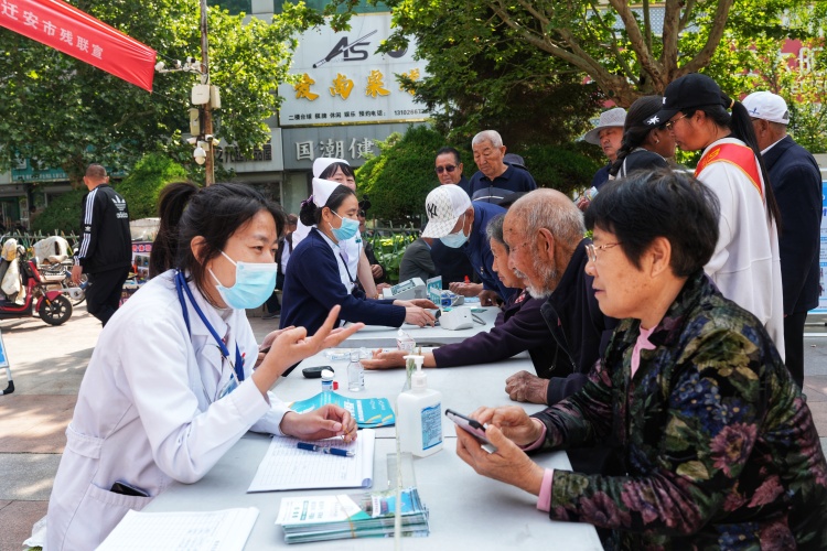 河北遷安：全國助殘日 愛心暖人間_fororder_5月15日，遷安市在文化廣場組織健康義診活動。張澤慧攝。（2）